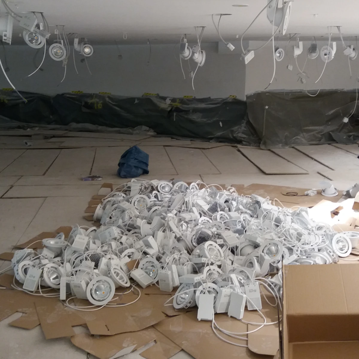 LED STAPEL Stapeln von montierbaren LED-Spots und Beleuchtungskomponenten auf dem Boden einer Baustelle.