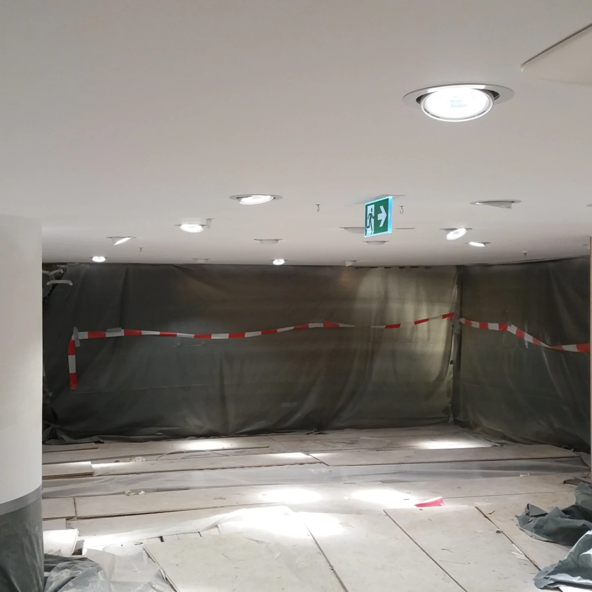 Renovierter Raum Baltz Renovierter oder gerade gestrichener Raum mit sauberer weißer Decke und Bodenschutzfolie.