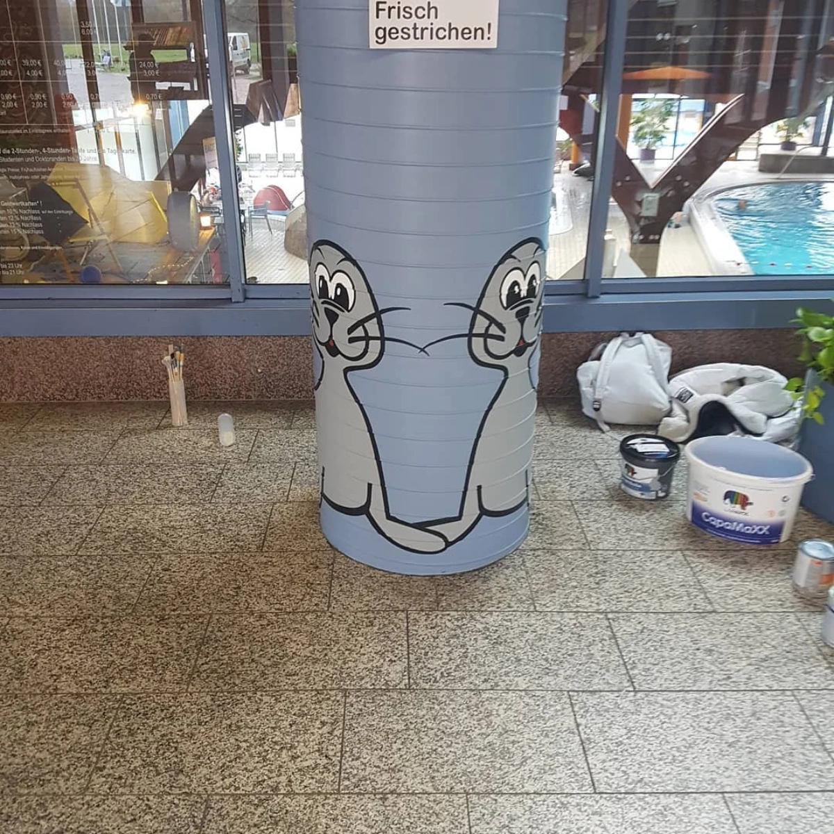 Robbe Säule Robbe im Eingangsbereich der Heveney in Witten