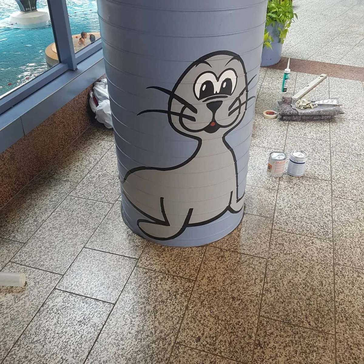 Robbe Säule Heveney Robbe im Eingangsbereich der Heveney in Witten