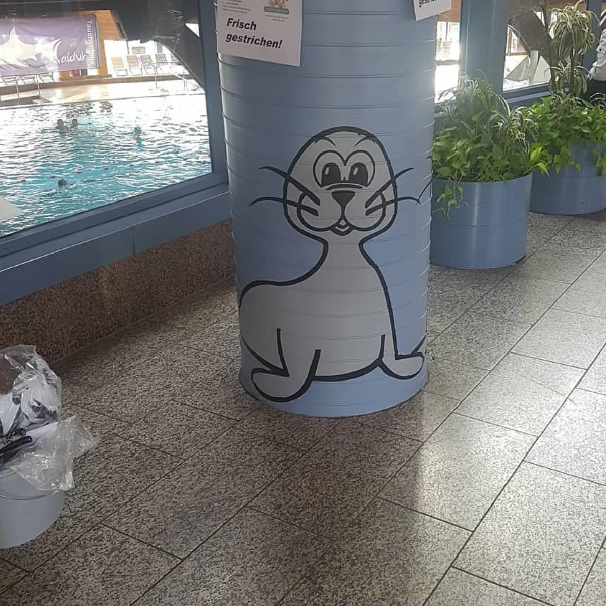 Robbe Säule 2 Robbe im Eingangsbereich der Heveney in Witten